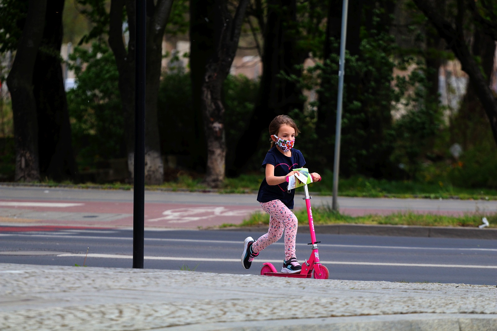 Legniczanie chodzą w maseczkach po ulicach naszego miasta	
