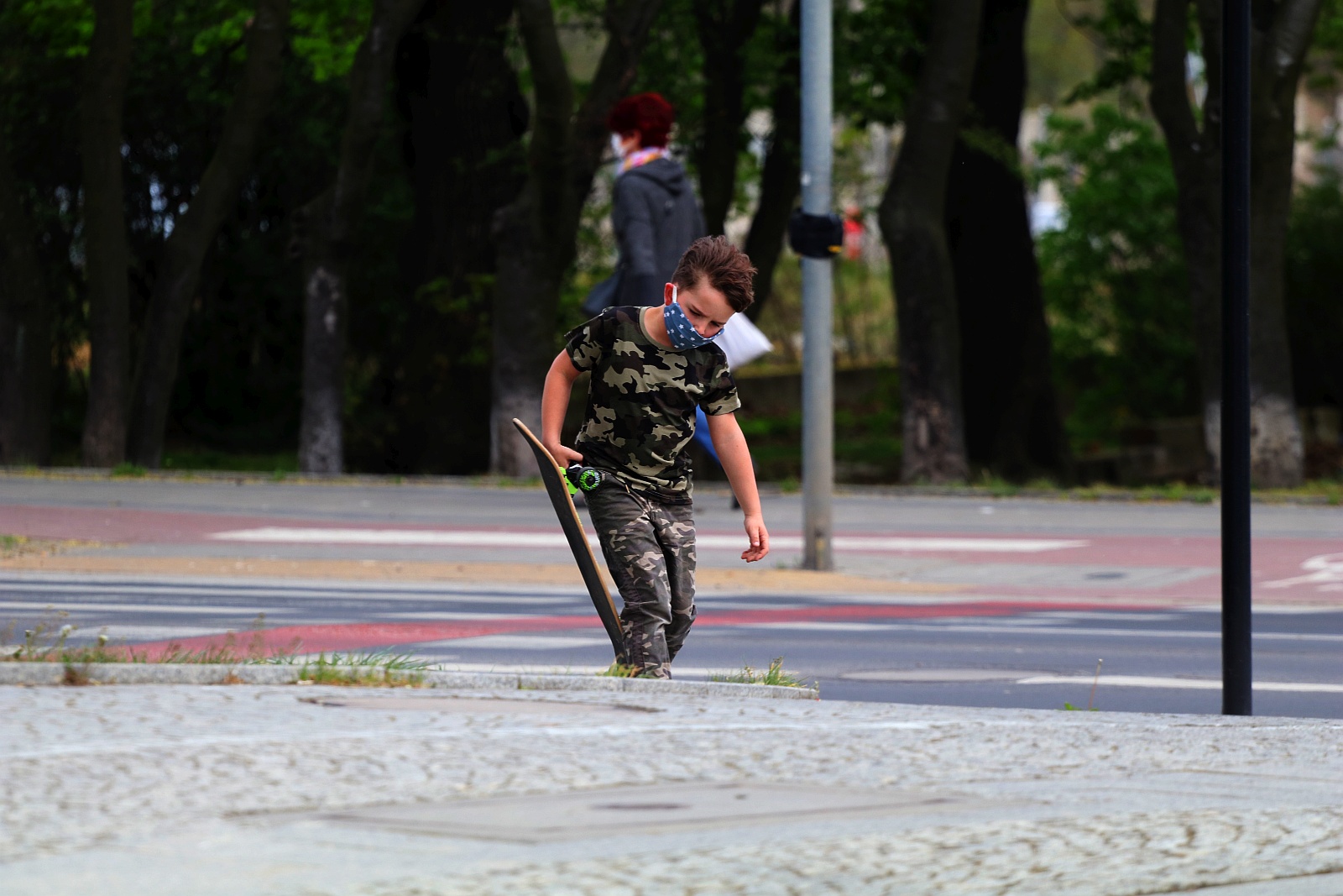 Legniczanie chodzą w maseczkach po ulicach naszego miasta	