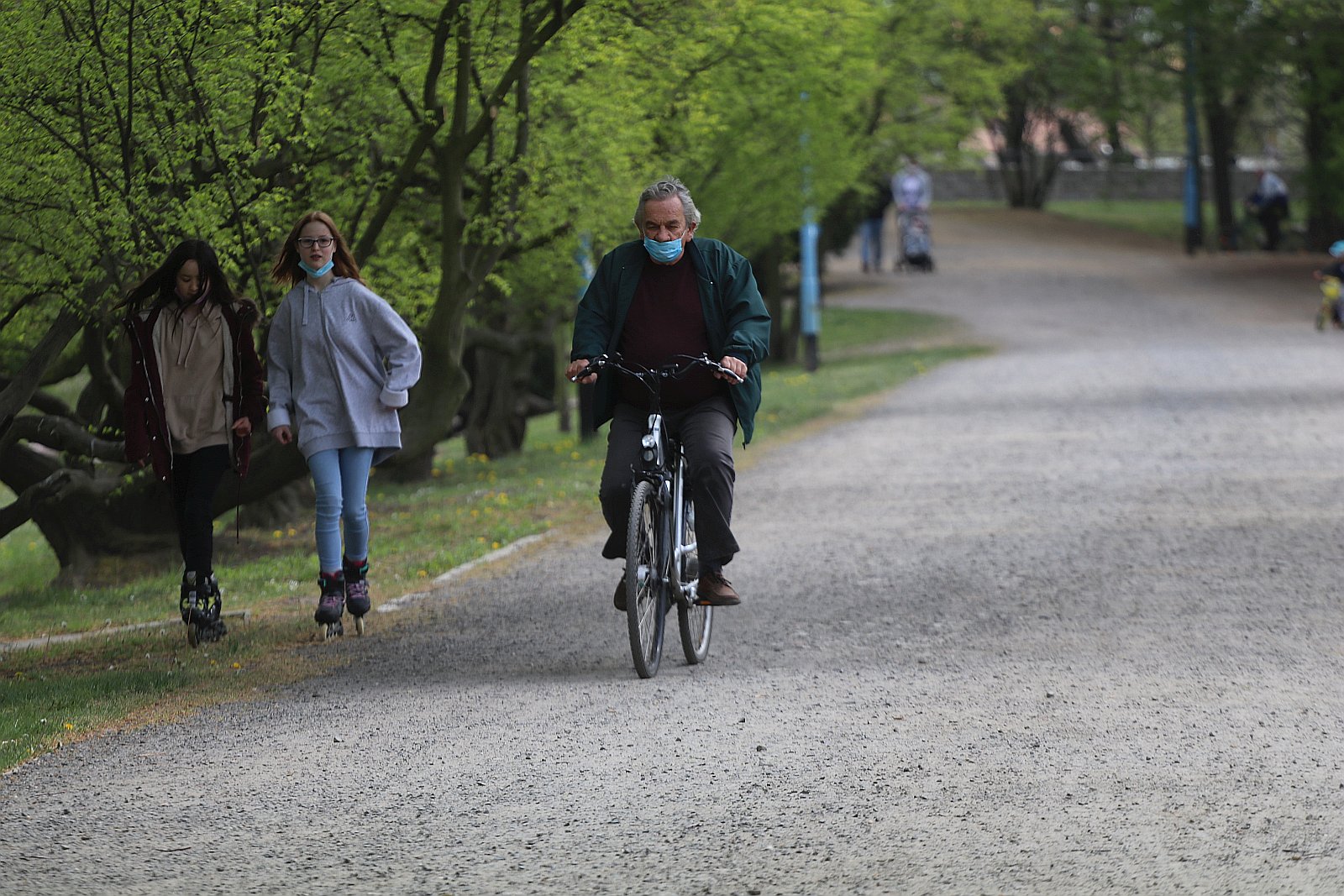 Legniczanie chodzą w maseczkach po ulicach naszego miasta	