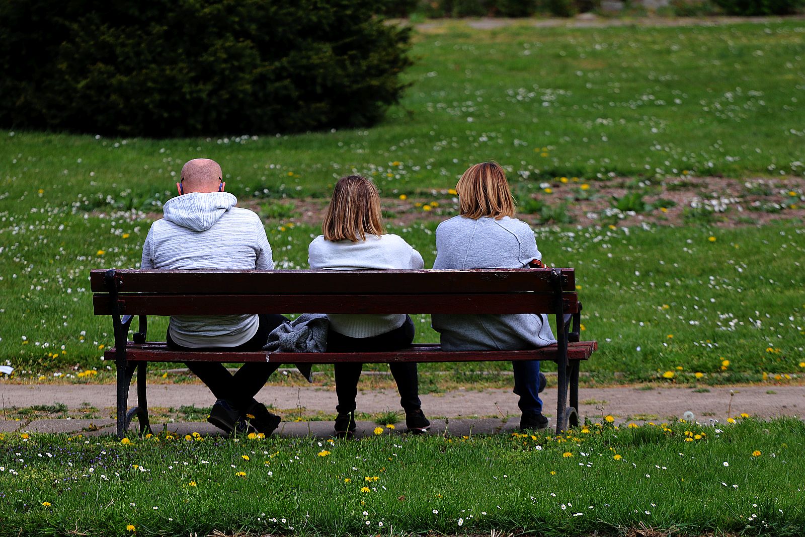 Legniczanie chodzą w maseczkach po ulicach naszego miasta	