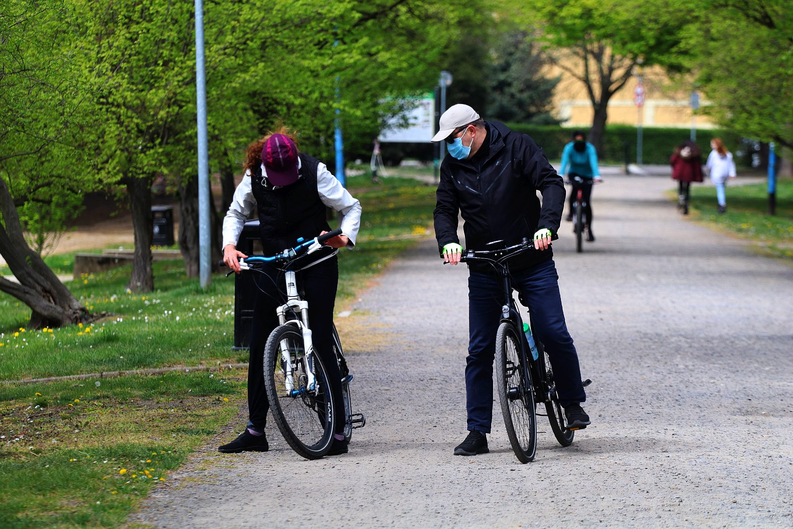 Legniczanie chodzą w maseczkach po ulicach naszego miasta	