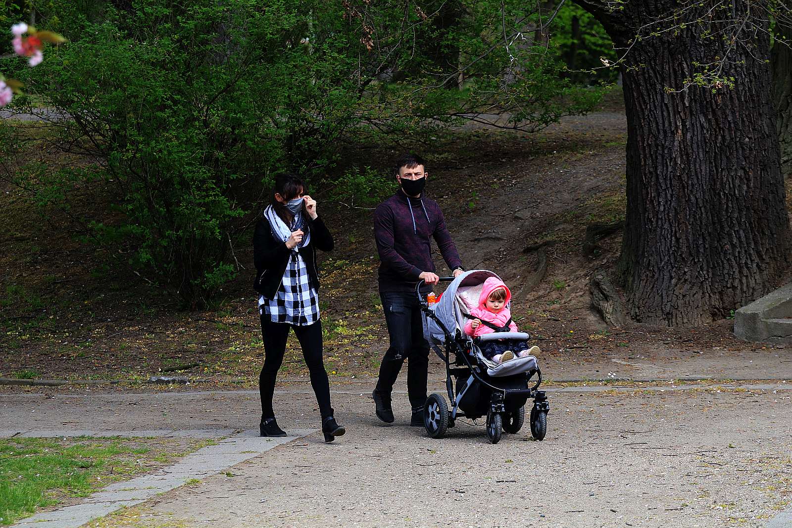 Legniczanie chodzą w maseczkach po ulicach naszego miasta	