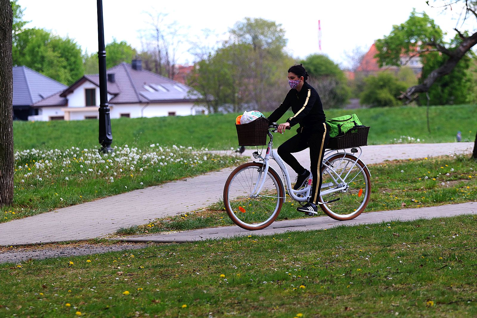 Legniczanie chodzą w maseczkach po ulicach naszego miasta	