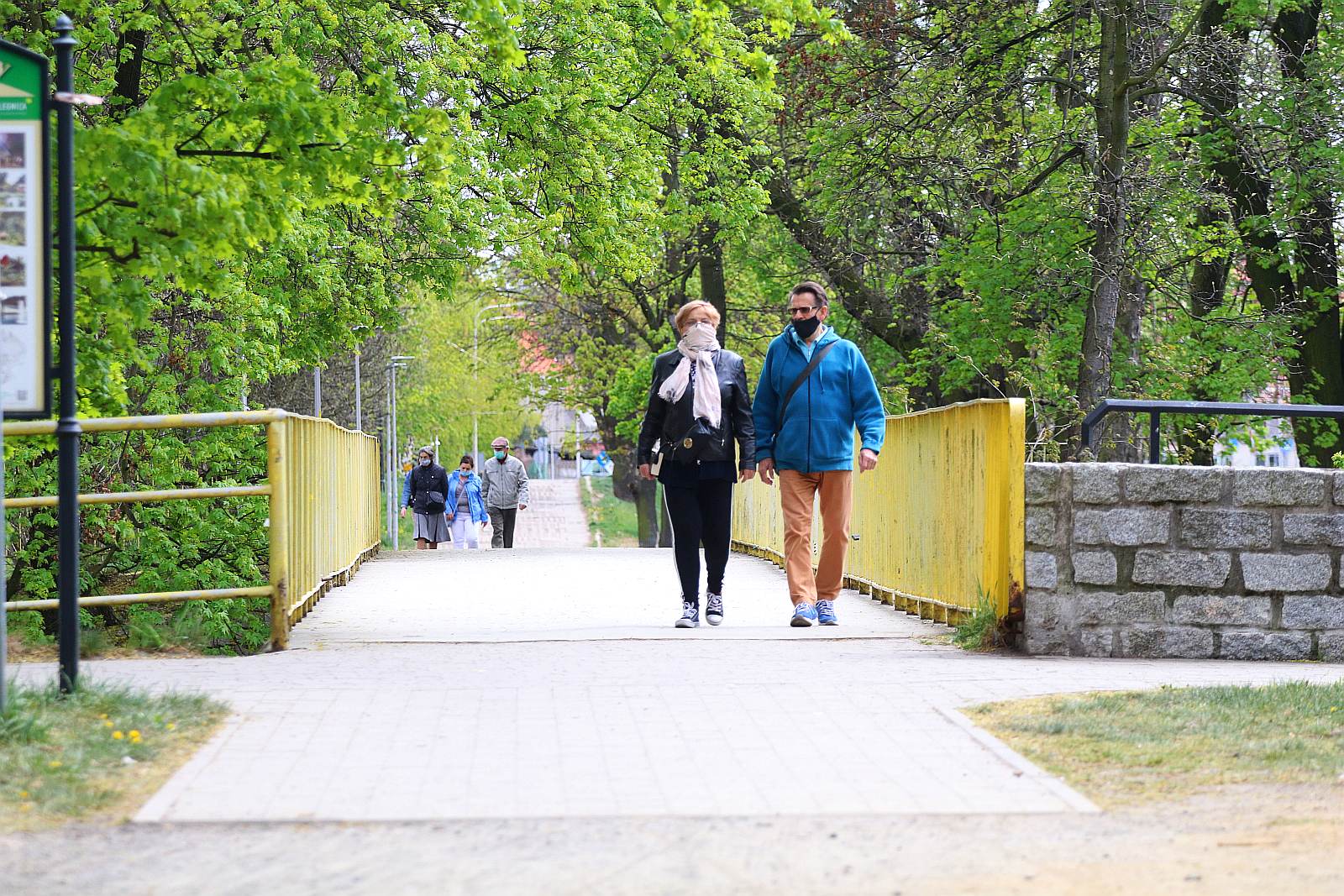 Legniczanie chodzą w maseczkach po ulicach naszego miasta	