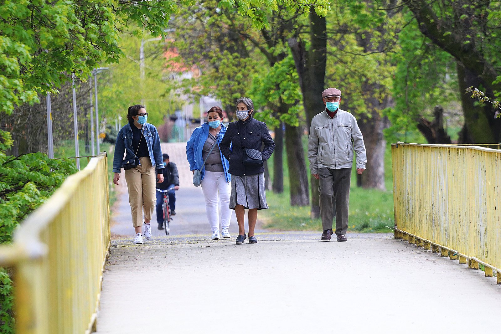 Legniczanie chodzą w maseczkach po ulicach naszego miasta	
