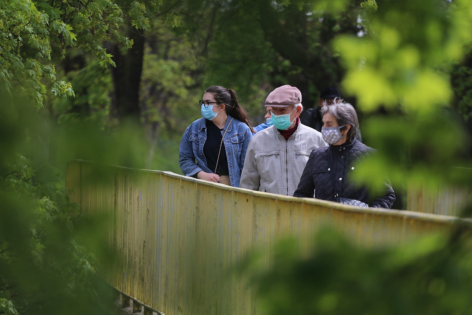 Legniczanie chodzą w maseczkach po ulicach naszego miasta	