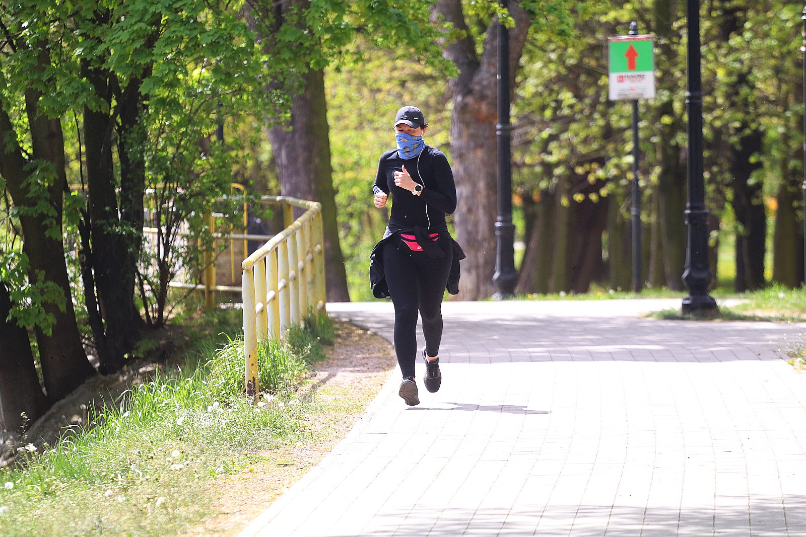 Legniczanie chodzą w maseczkach po ulicach naszego miasta	