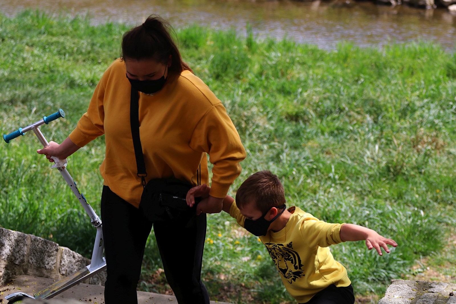 Legniczanie chodzą w maseczkach po ulicach naszego miasta	