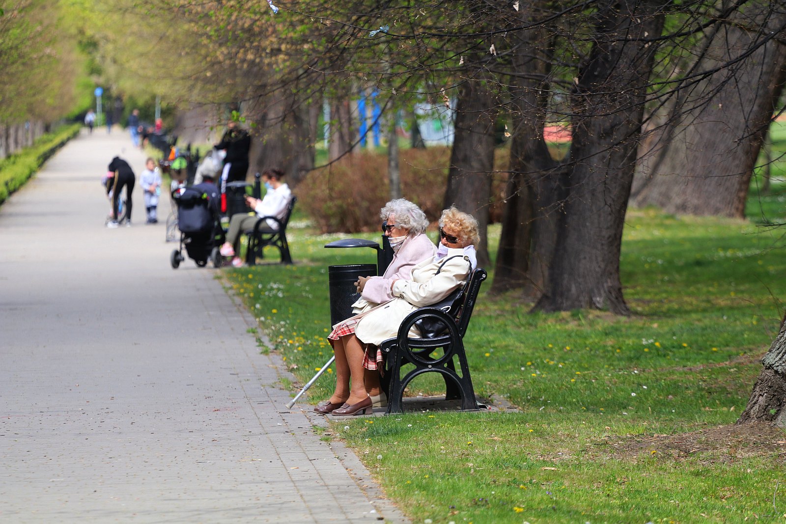 Legniczanie chodzą w maseczkach po ulicach naszego miasta	