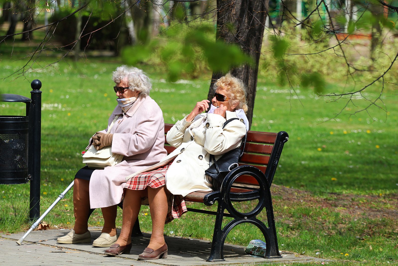 Legniczanie chodzą w maseczkach po ulicach naszego miasta	
