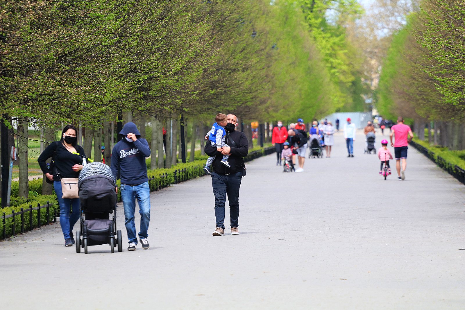 Legniczanie chodzą w maseczkach po ulicach naszego miasta	