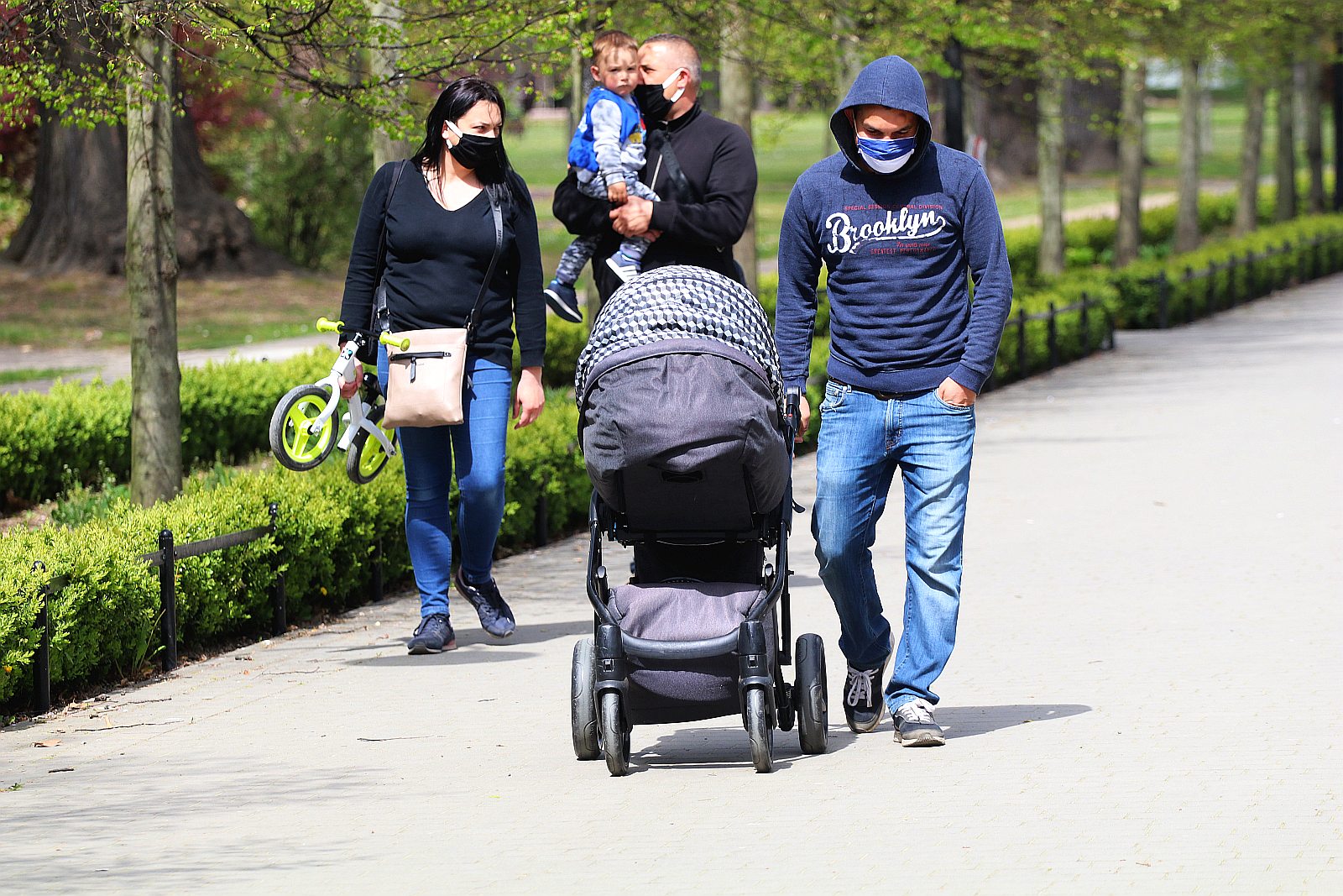 Legniczanie chodzą w maseczkach po ulicach naszego miasta	