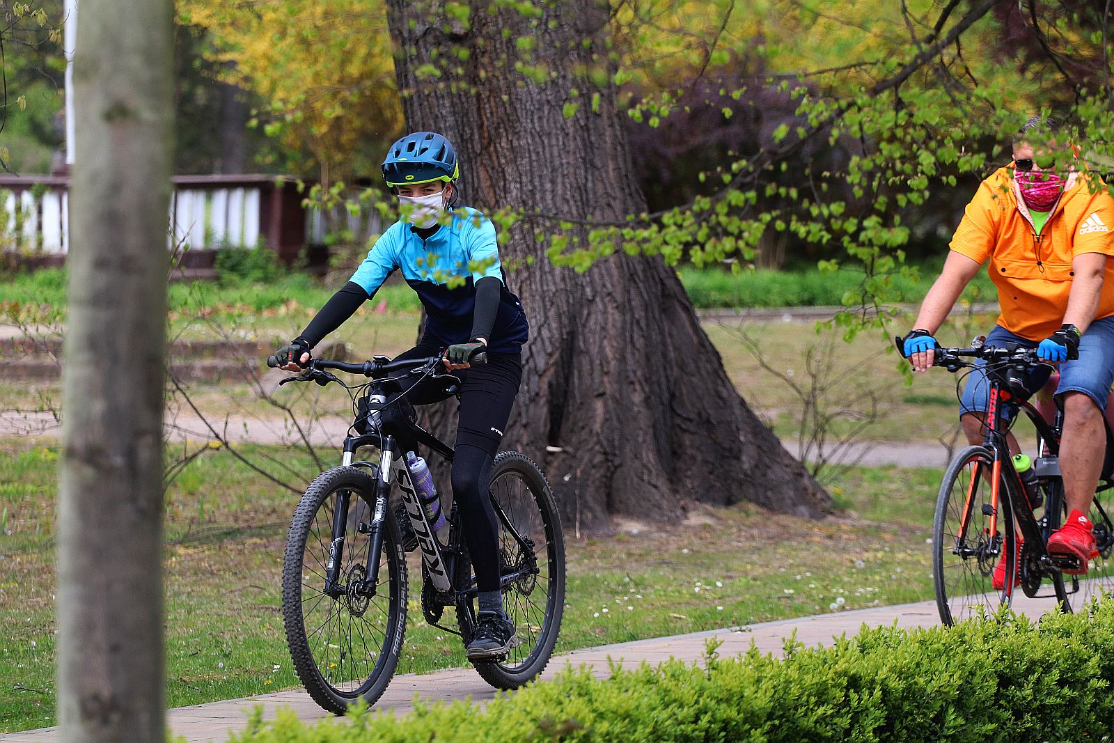 Legniczanie chodzą w maseczkach po ulicach naszego miasta	