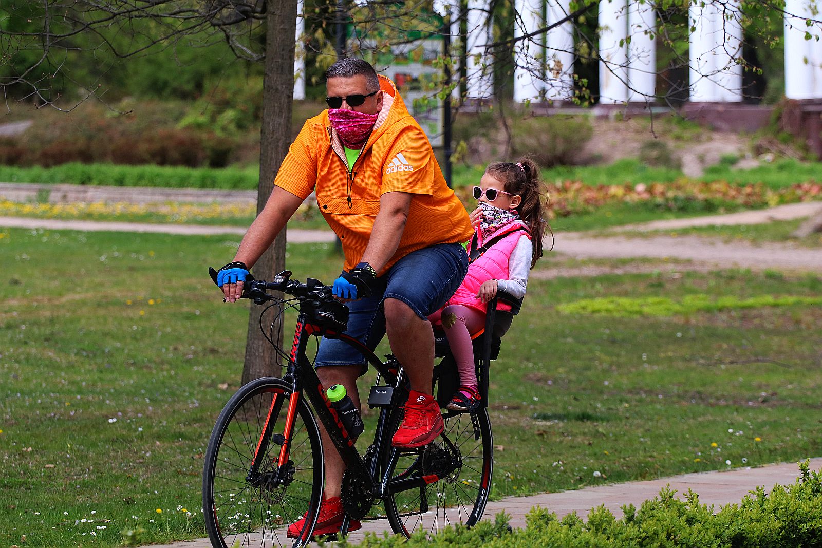 Legniczanie chodzą w maseczkach po ulicach naszego miasta	