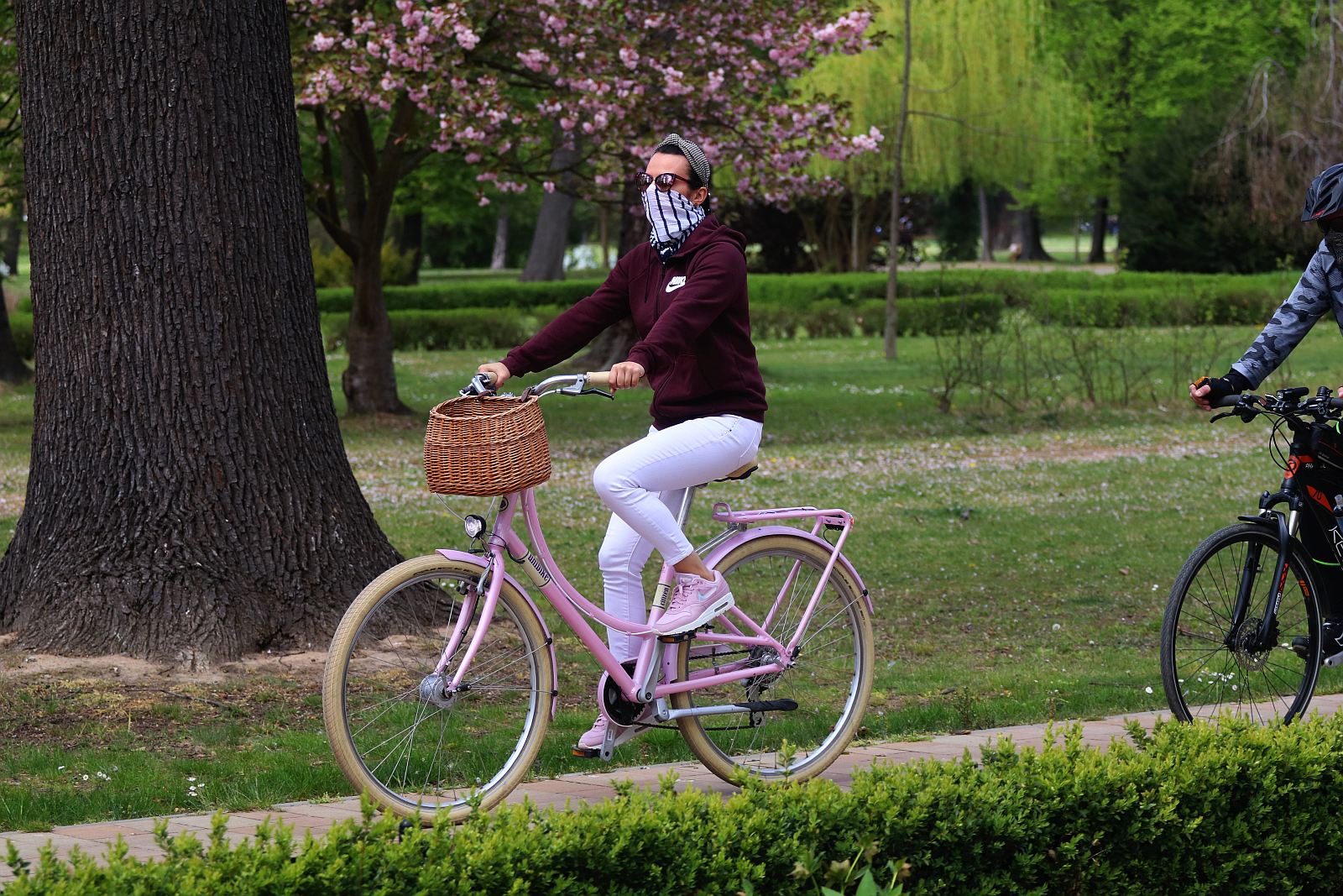 Legniczanie chodzą w maseczkach po ulicach naszego miasta	