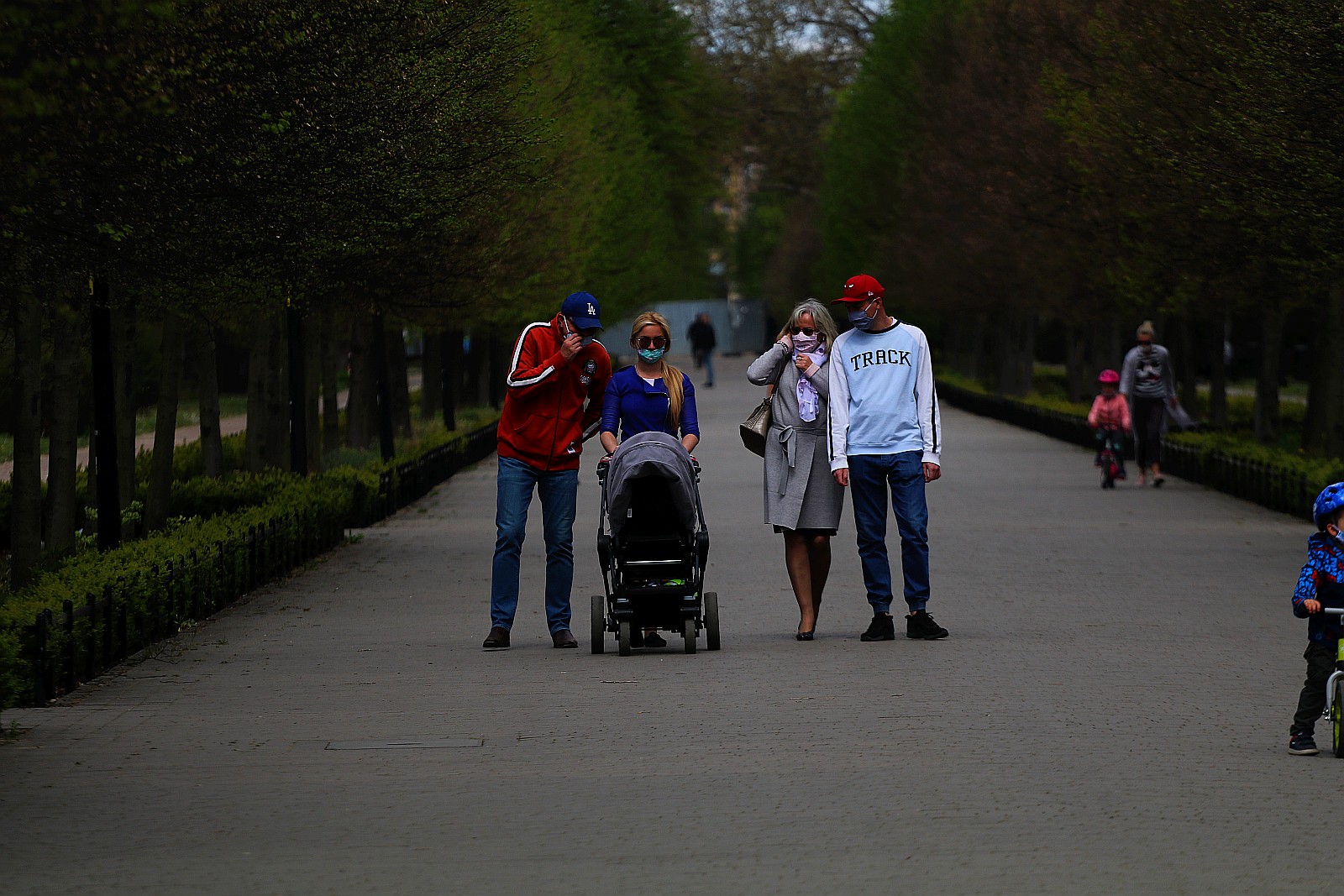 Legniczanie chodzą w maseczkach po ulicach naszego miasta	