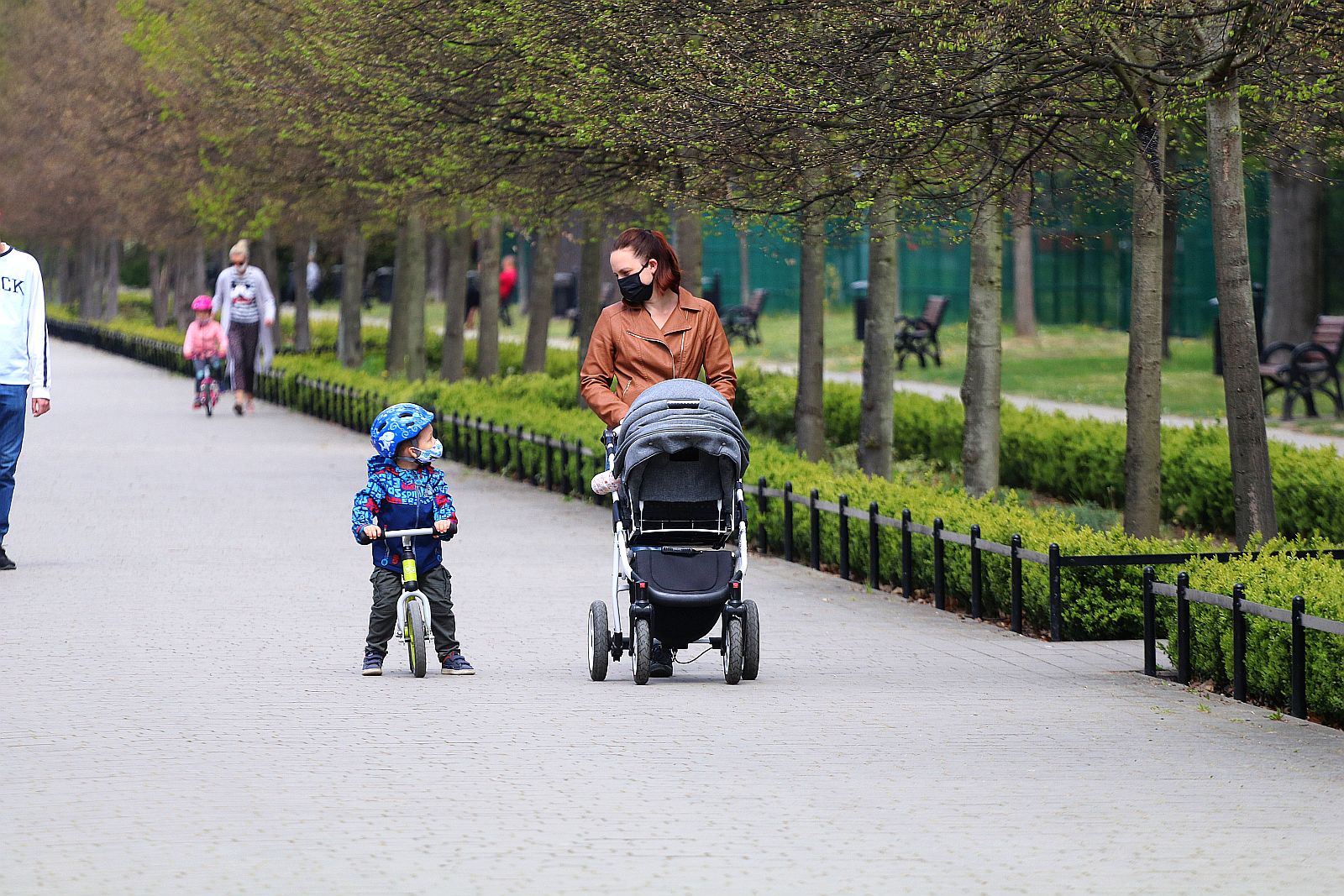 Legniczanie chodzą w maseczkach po ulicach naszego miasta	