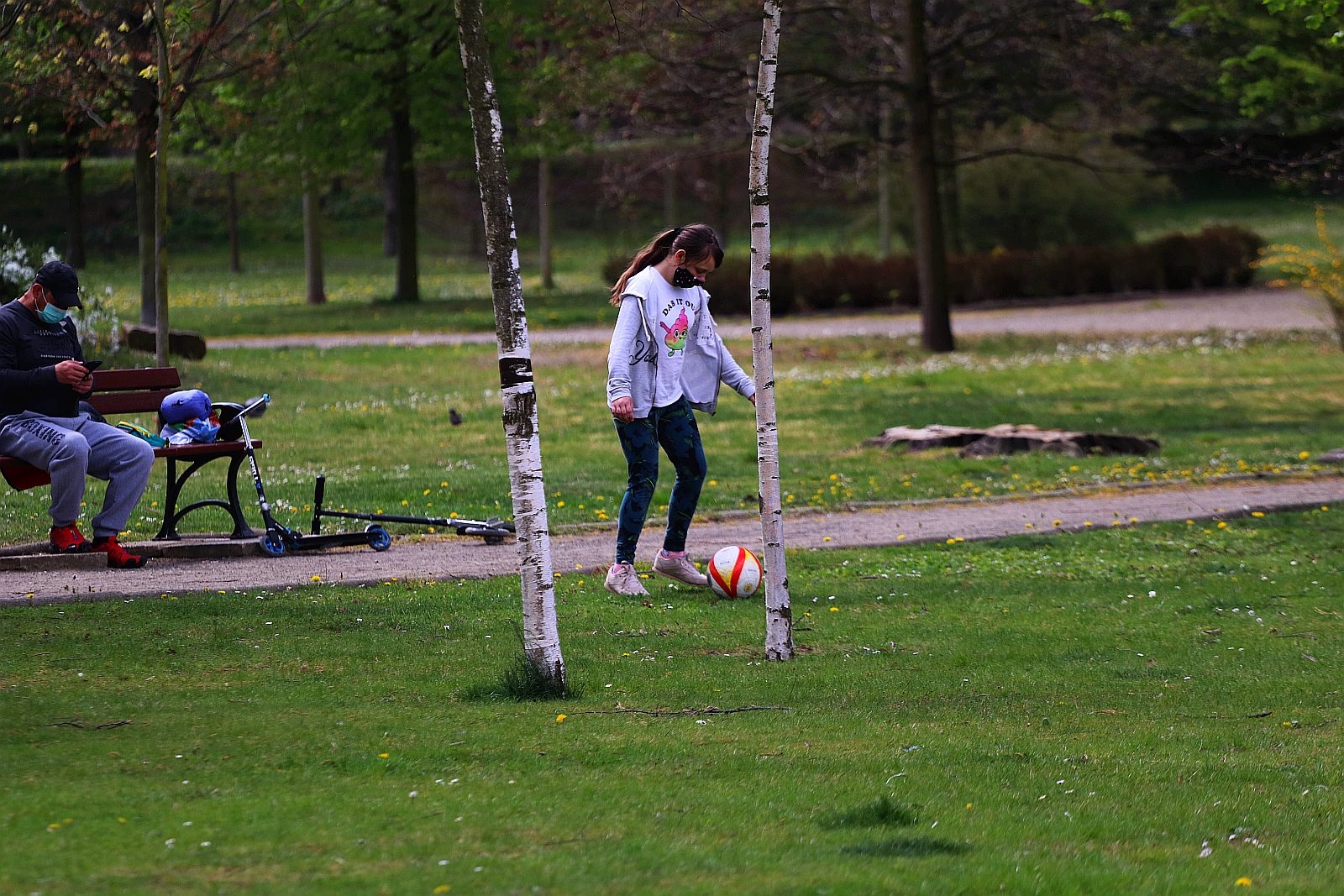 Legniczanie chodzą w maseczkach po ulicach naszego miasta	