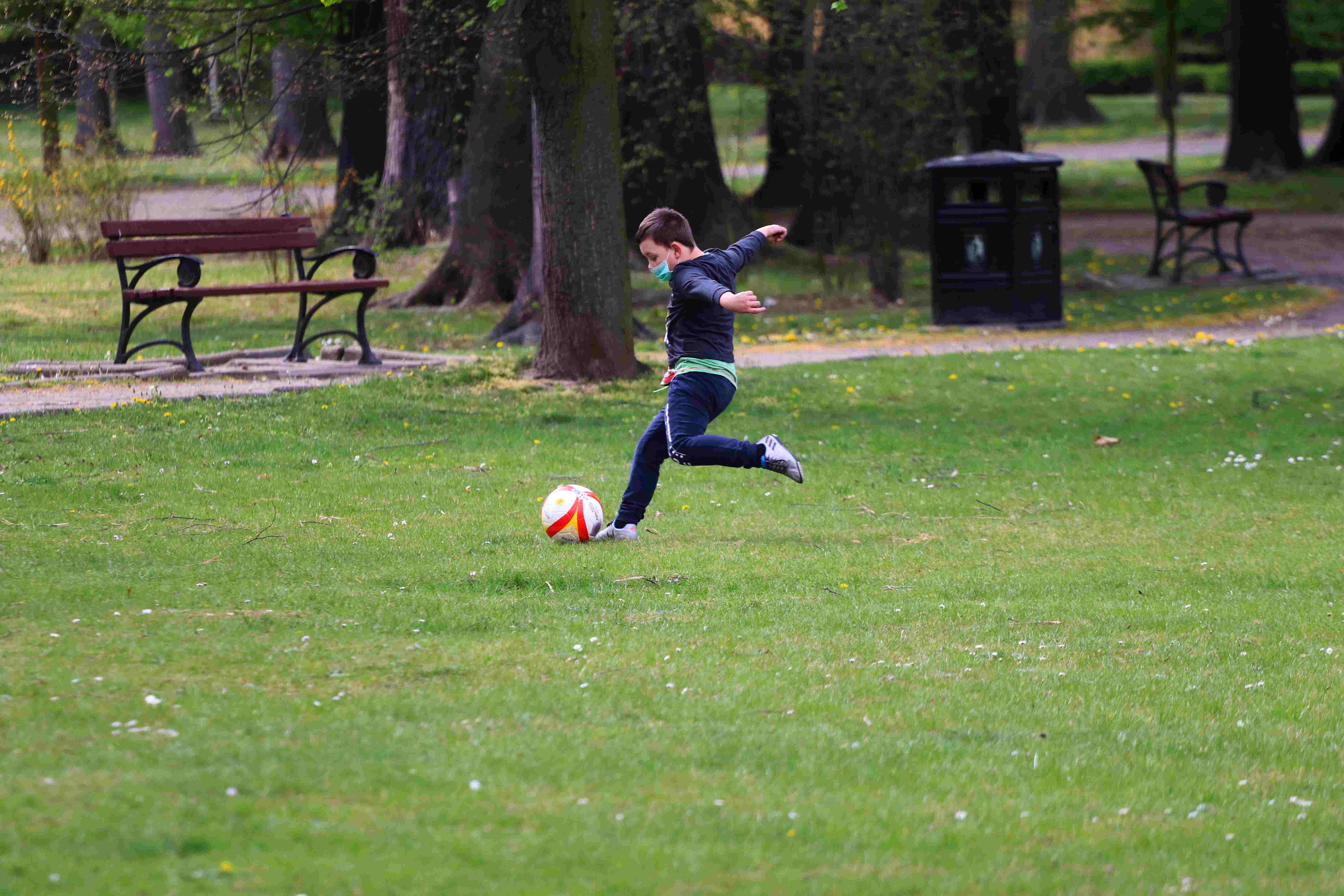 Legniczanie chodzą w maseczkach po ulicach naszego miasta	