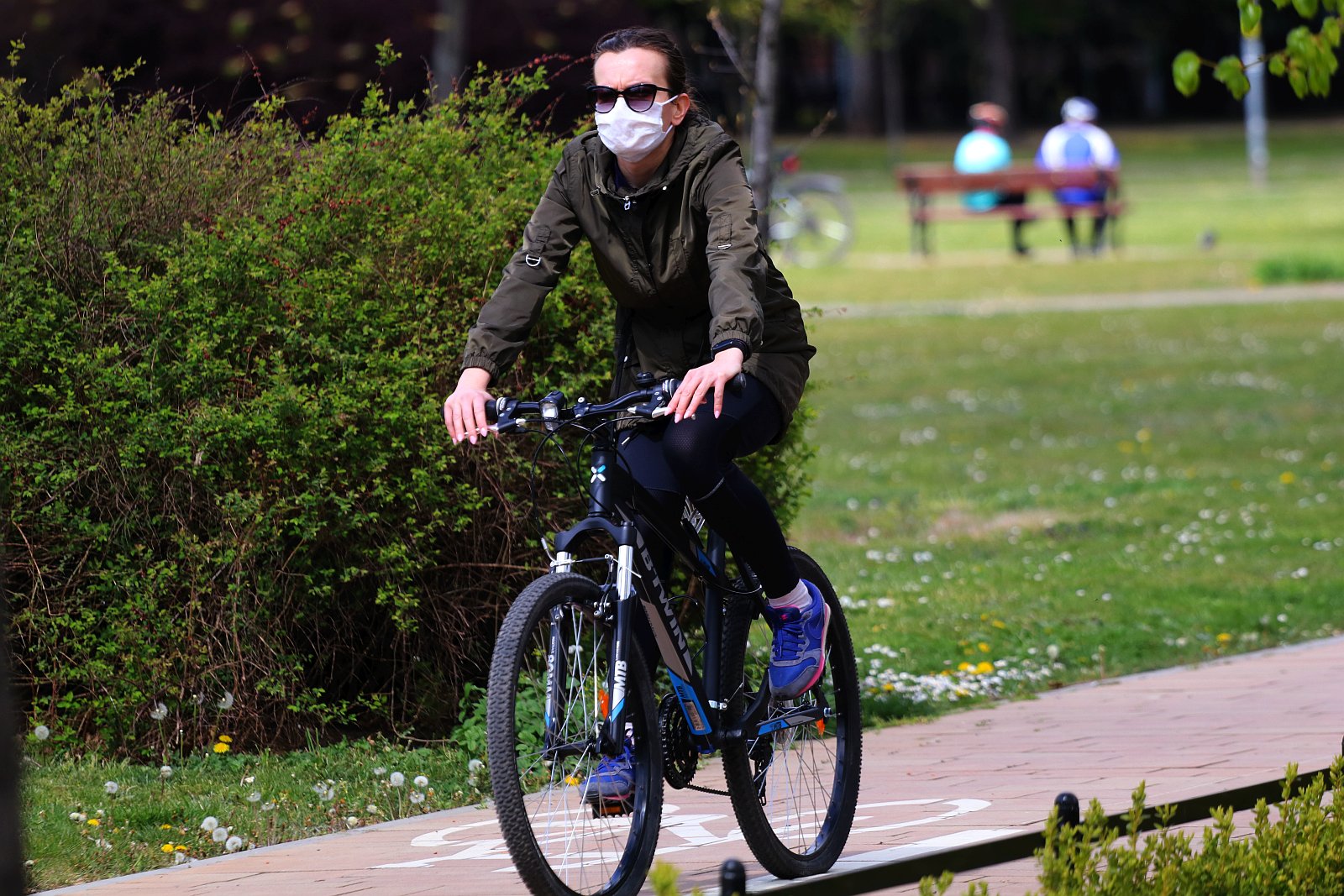 Legniczanie chodzą w maseczkach po ulicach naszego miasta	