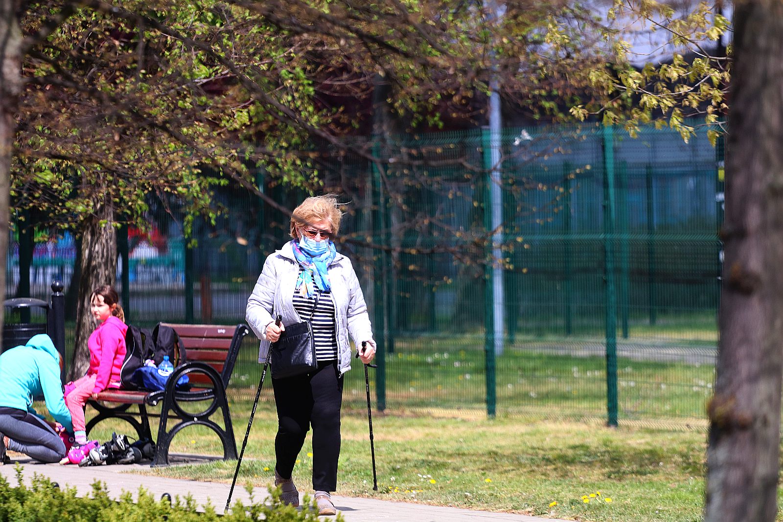 Legniczanie chodzą w maseczkach po ulicach naszego miasta	
