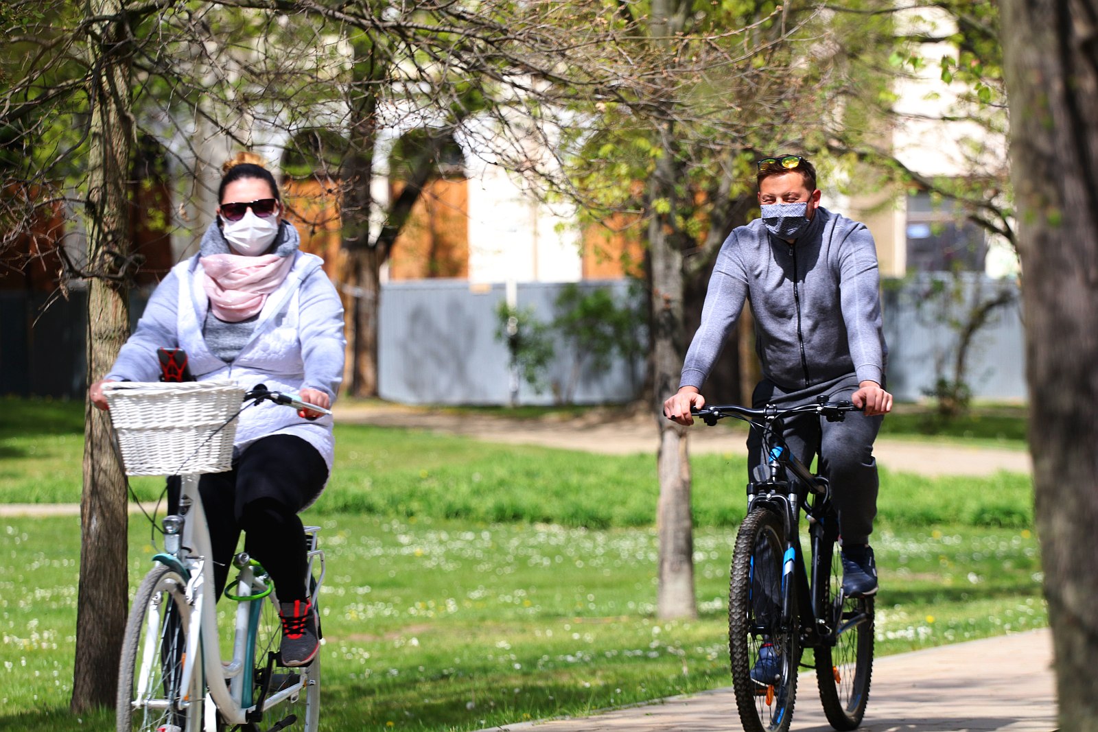Legniczanie chodzą w maseczkach po ulicach naszego miasta	