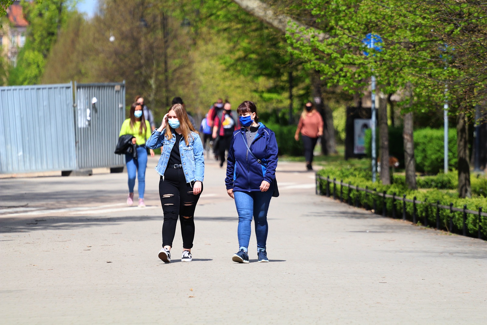 Legniczanie chodzą w maseczkach po ulicach naszego miasta	