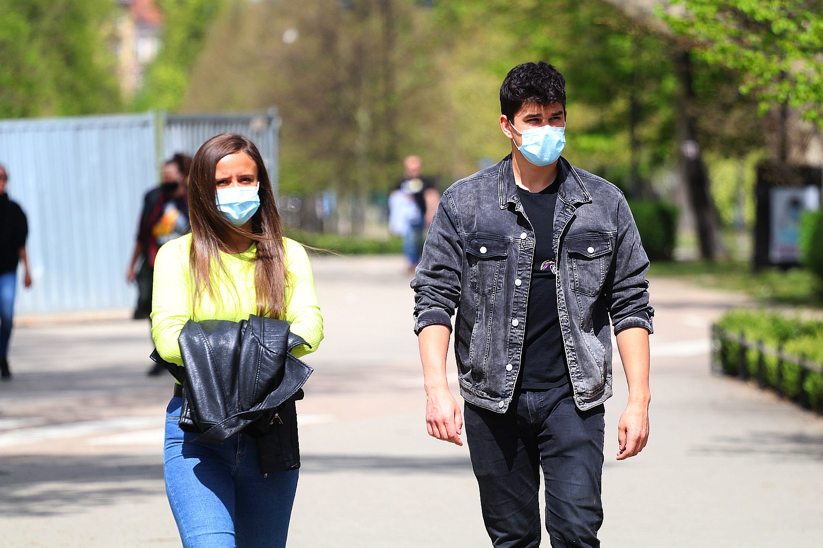 Legniczanie chodzą w maseczkach po ulicach naszego miasta	