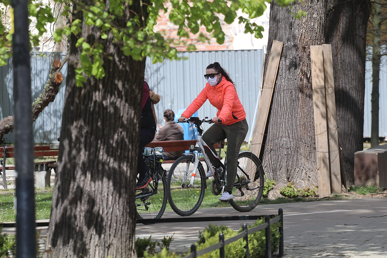 Legniczanie chodzą w maseczkach po ulicach naszego miasta	