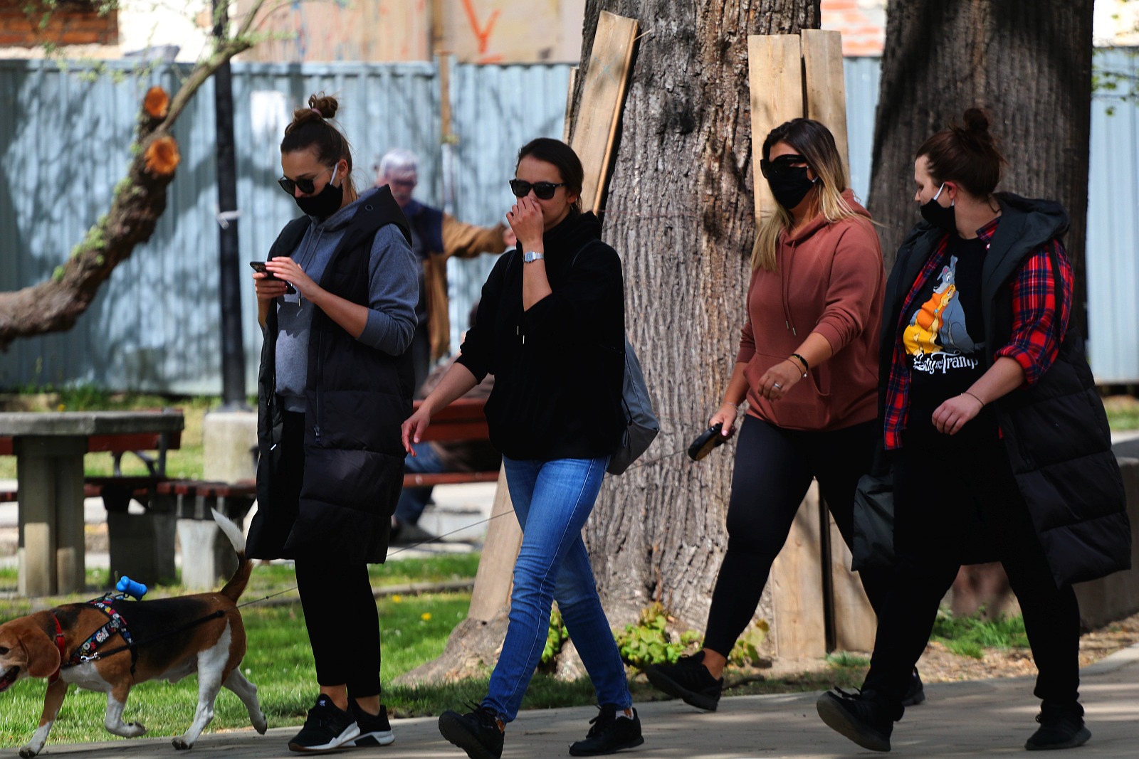 Legniczanie chodzą w maseczkach po ulicach naszego miasta	