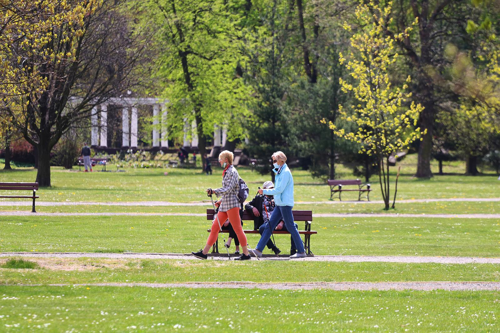 Legniczanie chodzą w maseczkach po ulicach naszego miasta	