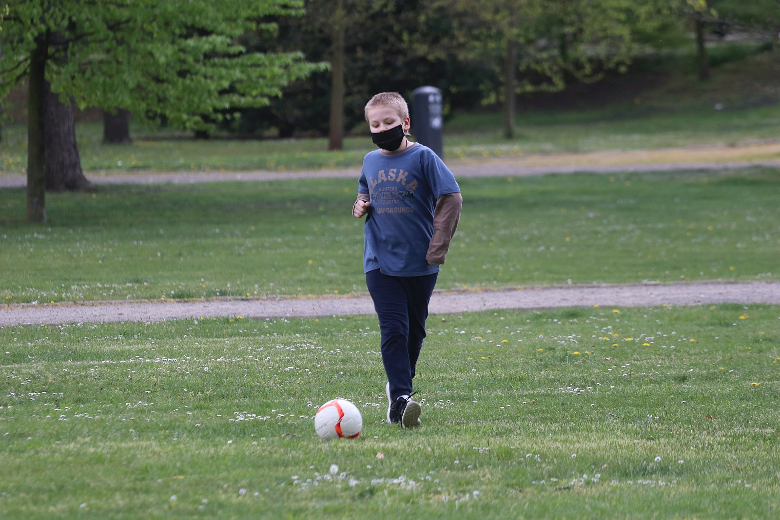 Legniczanie chodzą w maseczkach po ulicach naszego miasta	