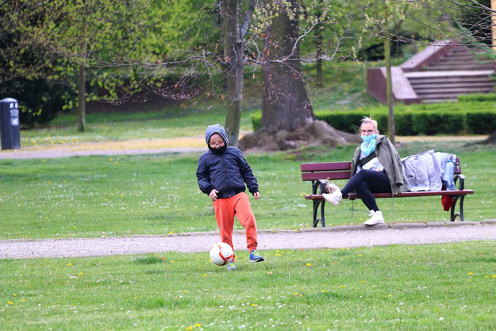 Legniczanie chodzą w maseczkach po ulicach naszego miasta	