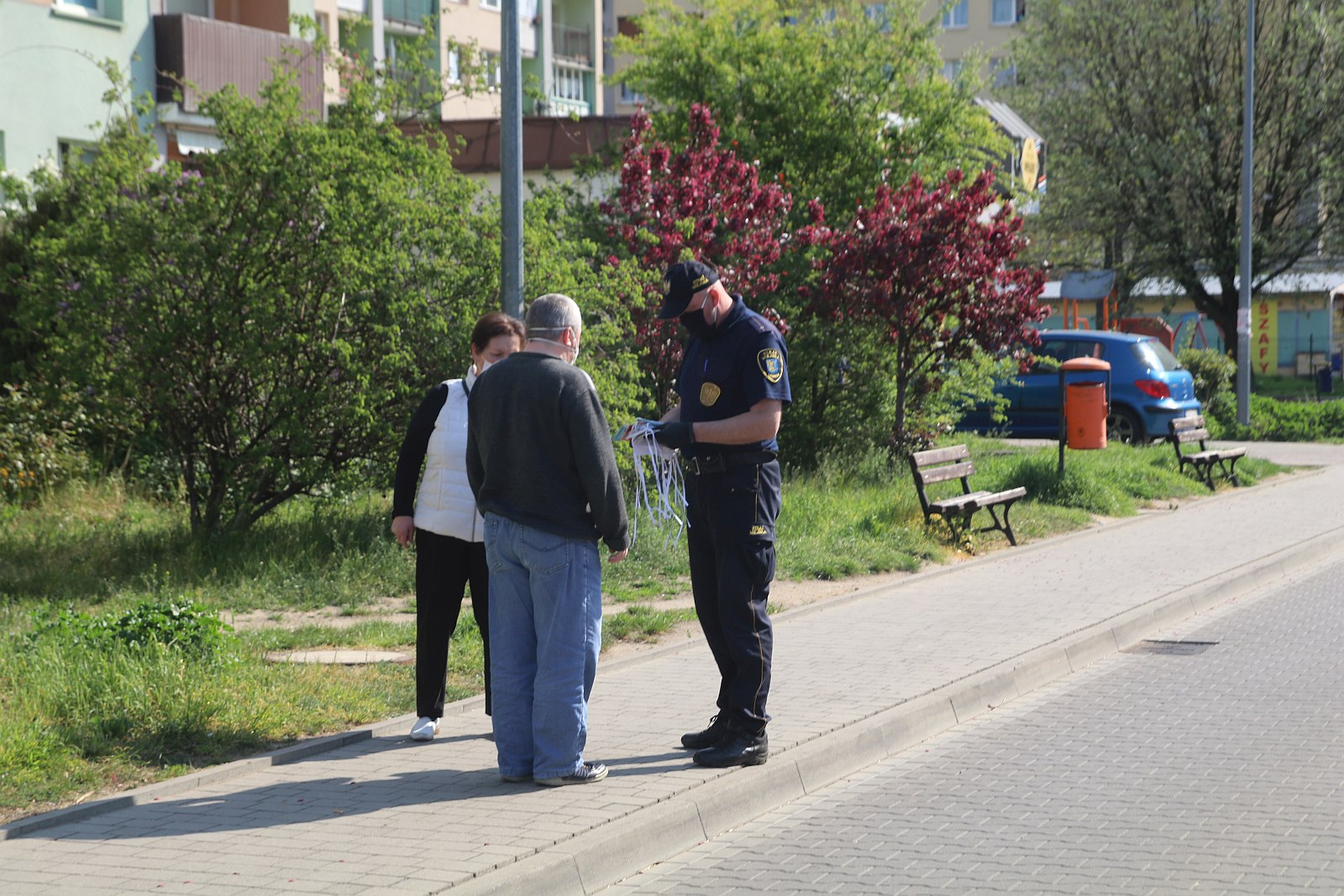 Ruszyła akcja rozdawania maseczek przez strażników miejskich
