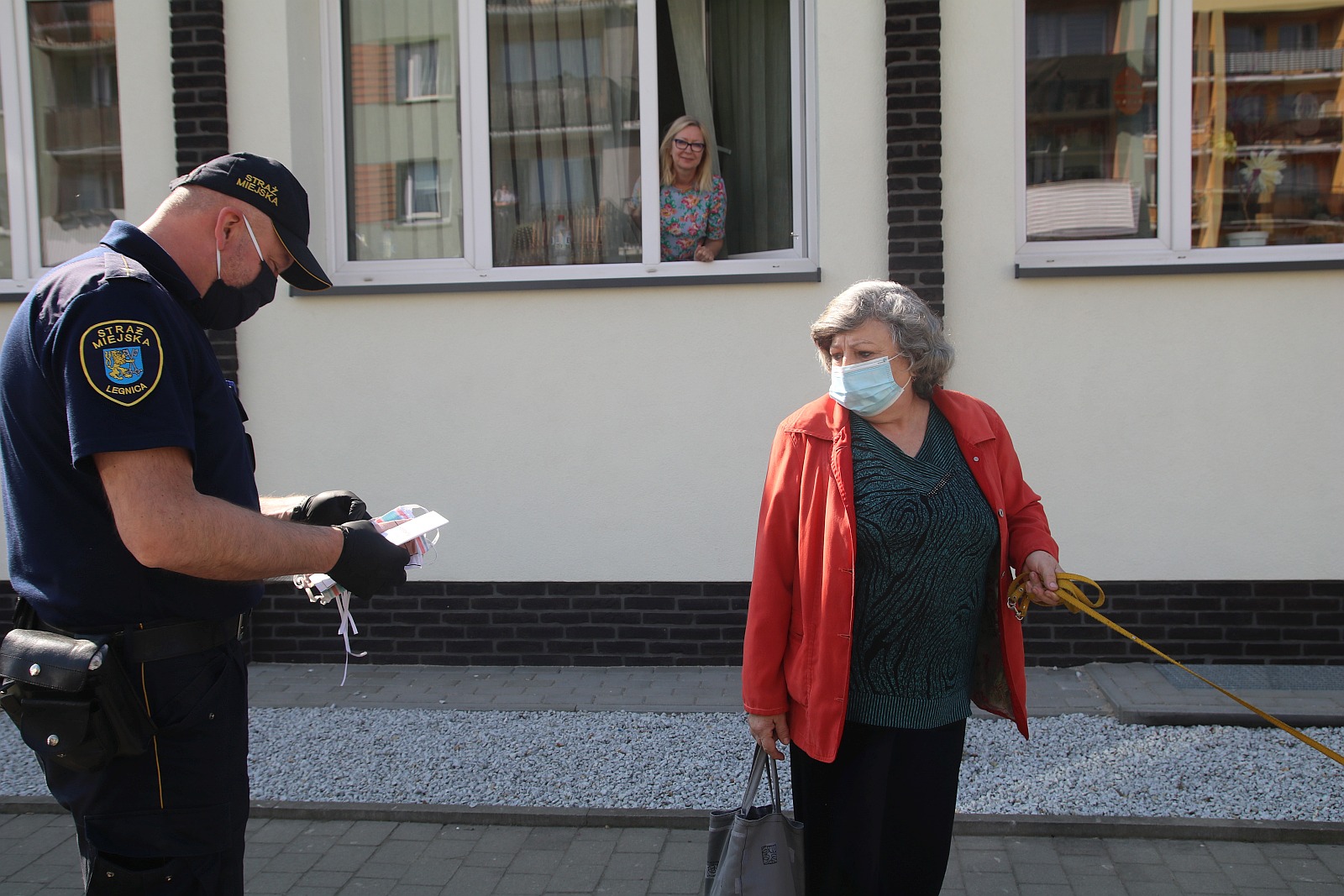 Ruszyła akcja rozdawania maseczek przez strażników miejskich