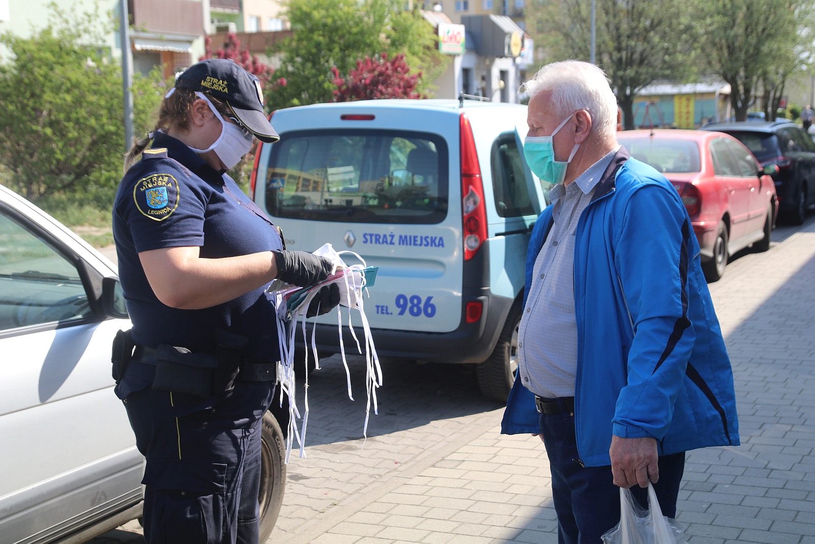 Ruszyła akcja rozdawania maseczek przez strażników miejskich
