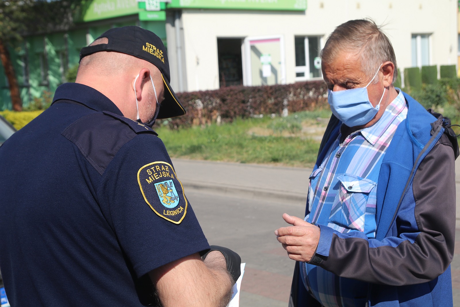 Ruszyła akcja rozdawania maseczek przez strażników miejskich