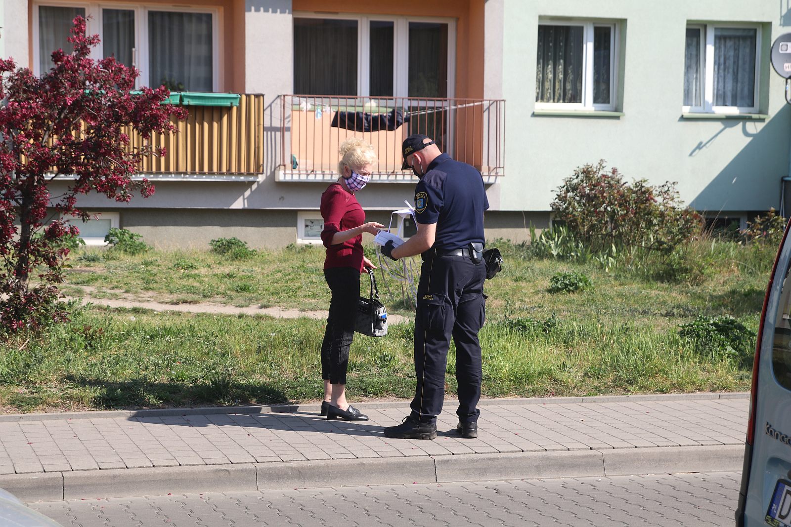 Ruszyła akcja rozdawania maseczek przez strażników miejskich