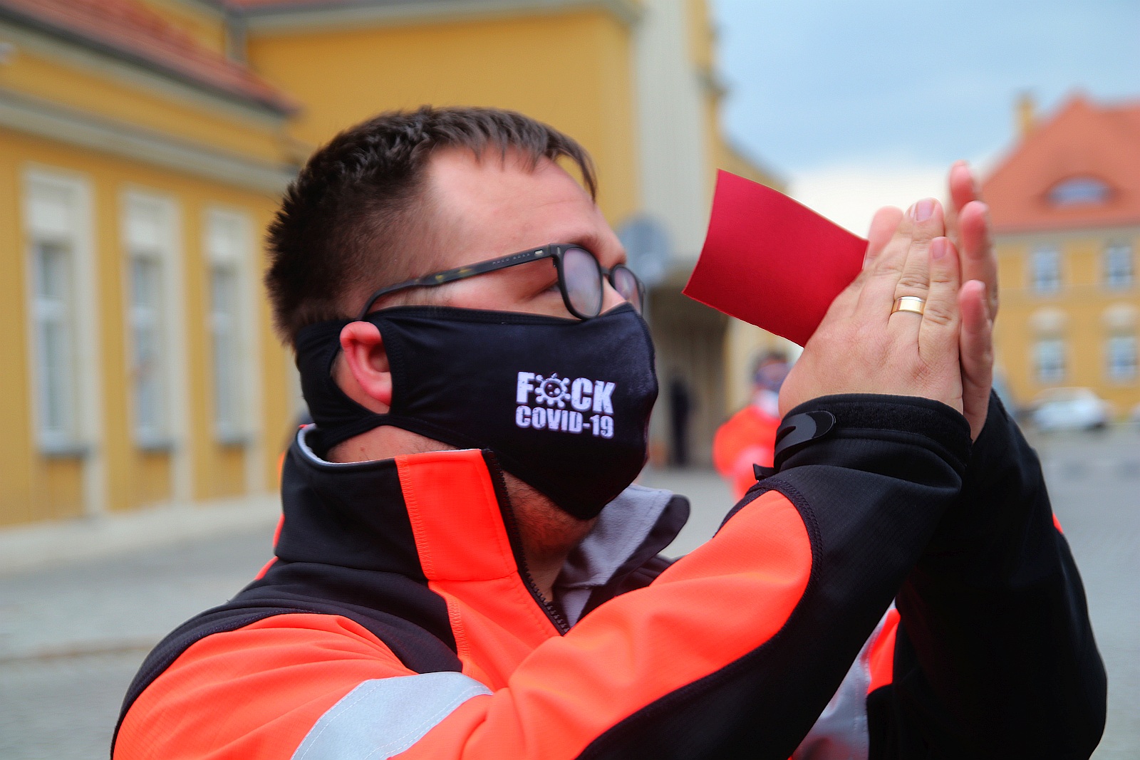 Ratownicy „podziękowali” oklaskami dyrektor pogotowia