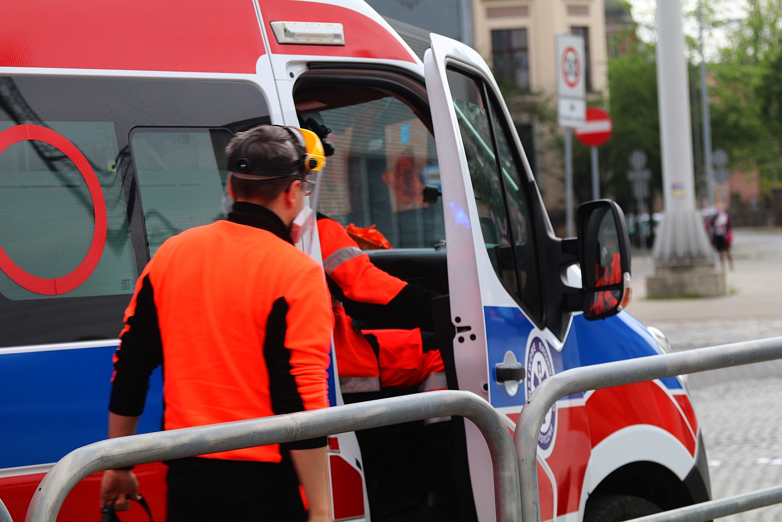 Ratownicy „podziękowali” oklaskami dyrektor pogotowia