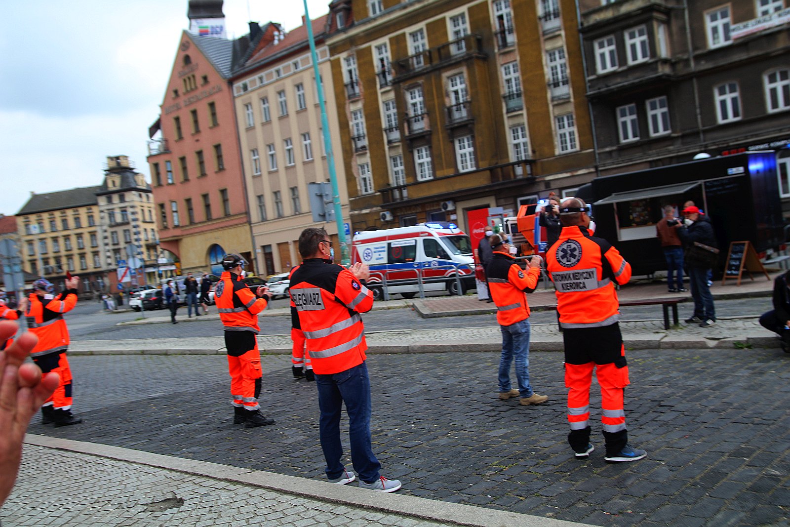 Ratownicy „podziękowali” oklaskami dyrektor pogotowia