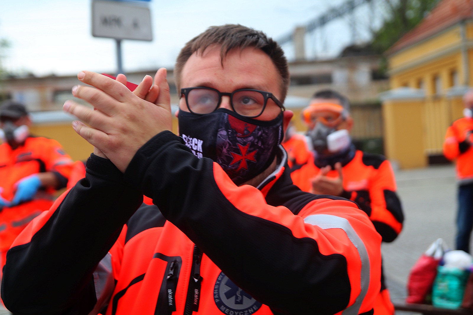 Ratownicy „podziękowali” oklaskami dyrektor pogotowia