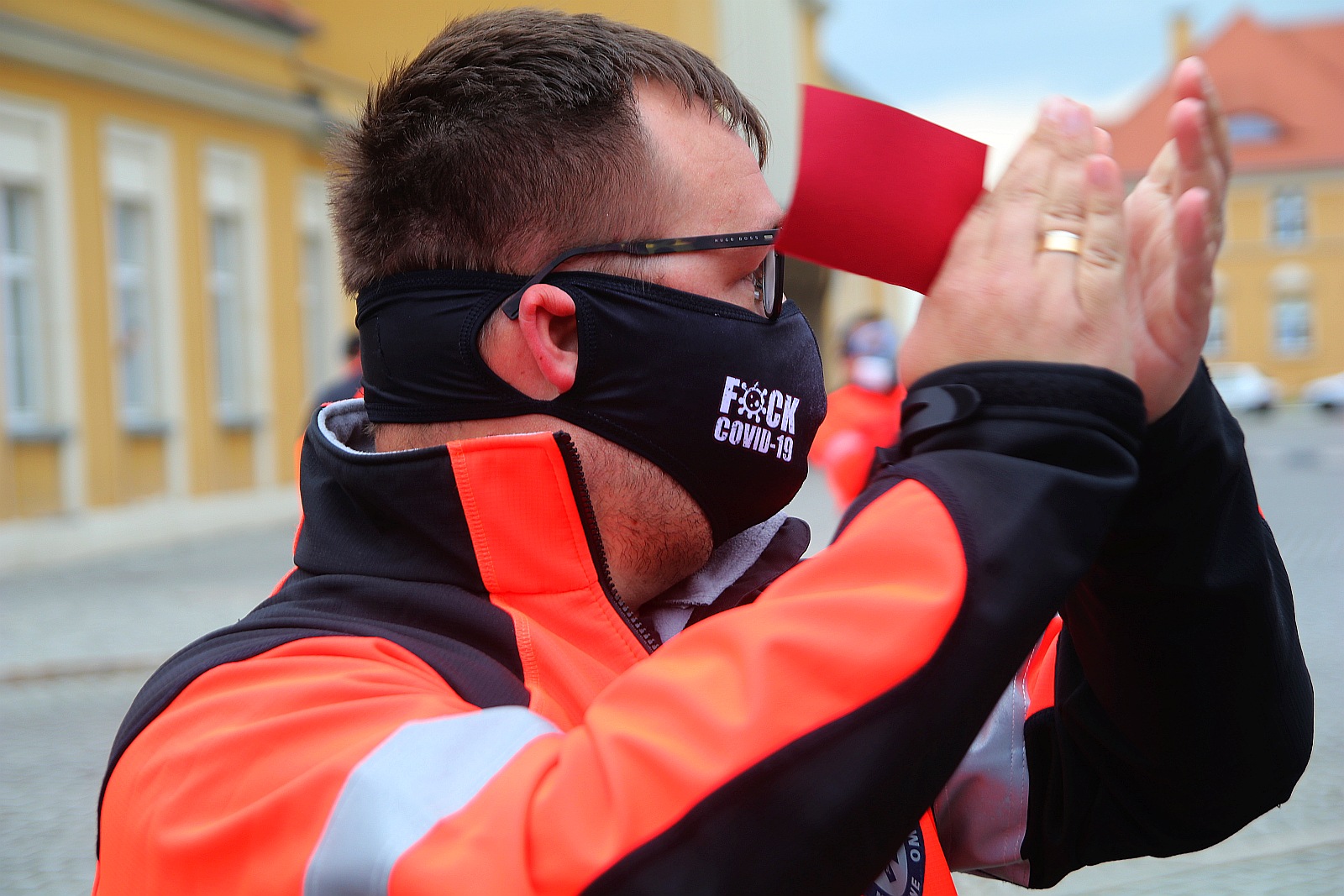 Ratownicy „podziękowali” oklaskami dyrektor pogotowia
