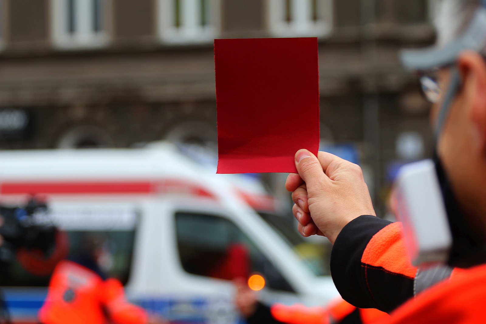 Ratownicy „podziękowali” oklaskami dyrektor pogotowia