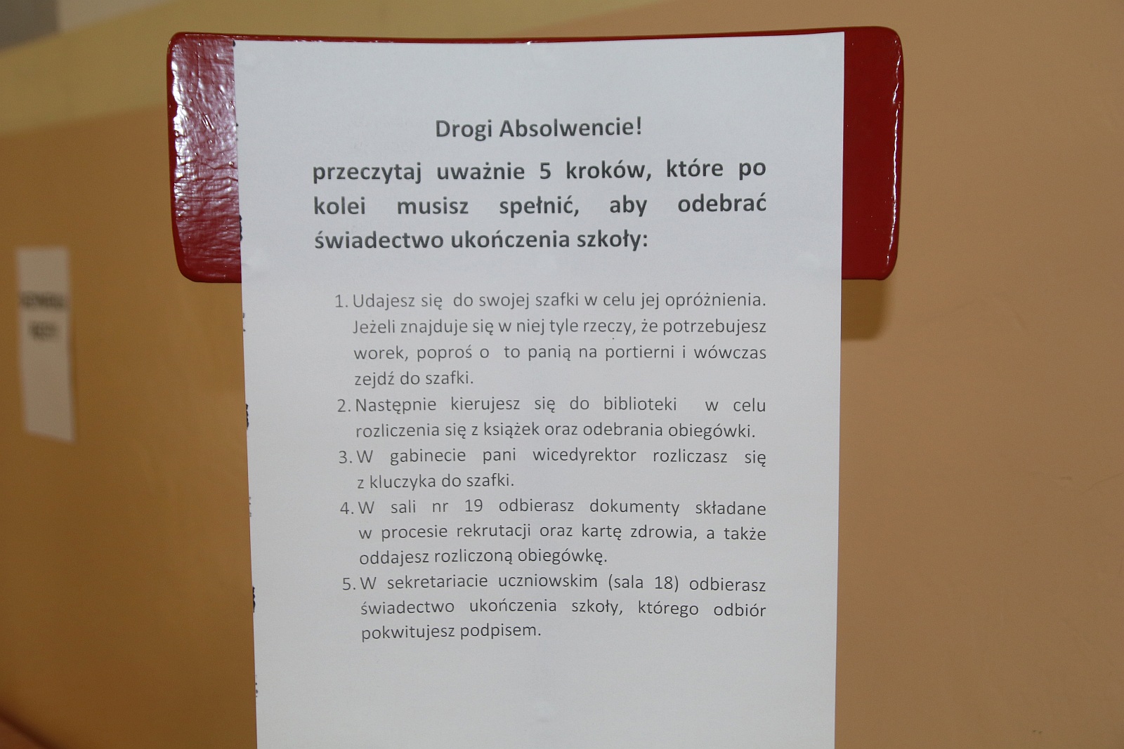 Absolwenci I LO w Legnicy odbierają świadectwa ukończenia szkoły