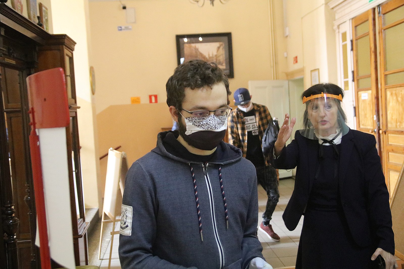 Absolwenci I LO w Legnicy odbierają świadectwa ukończenia szkoły
