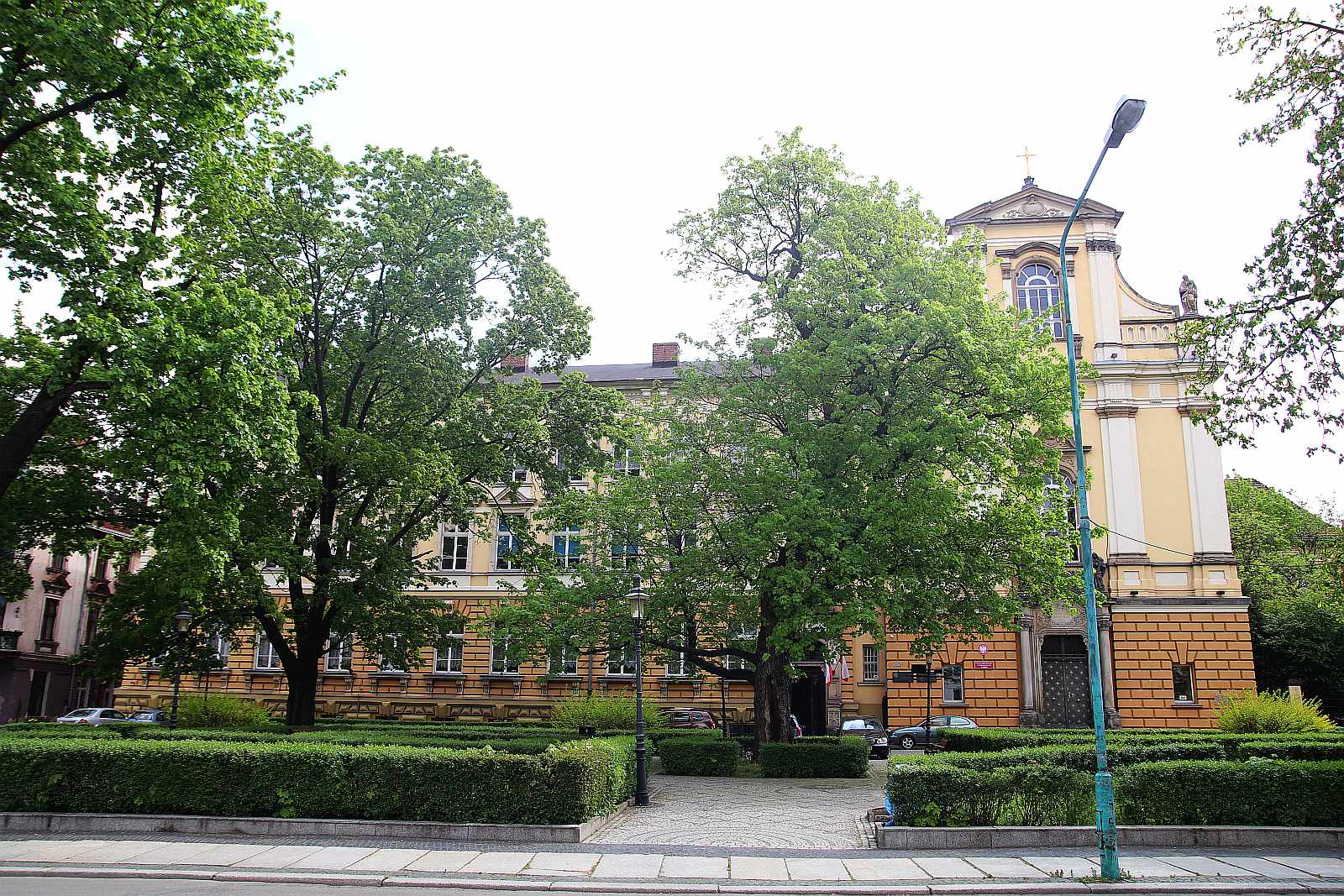 Absolwenci I LO w Legnicy odbierają świadectwa ukończenia szkoły