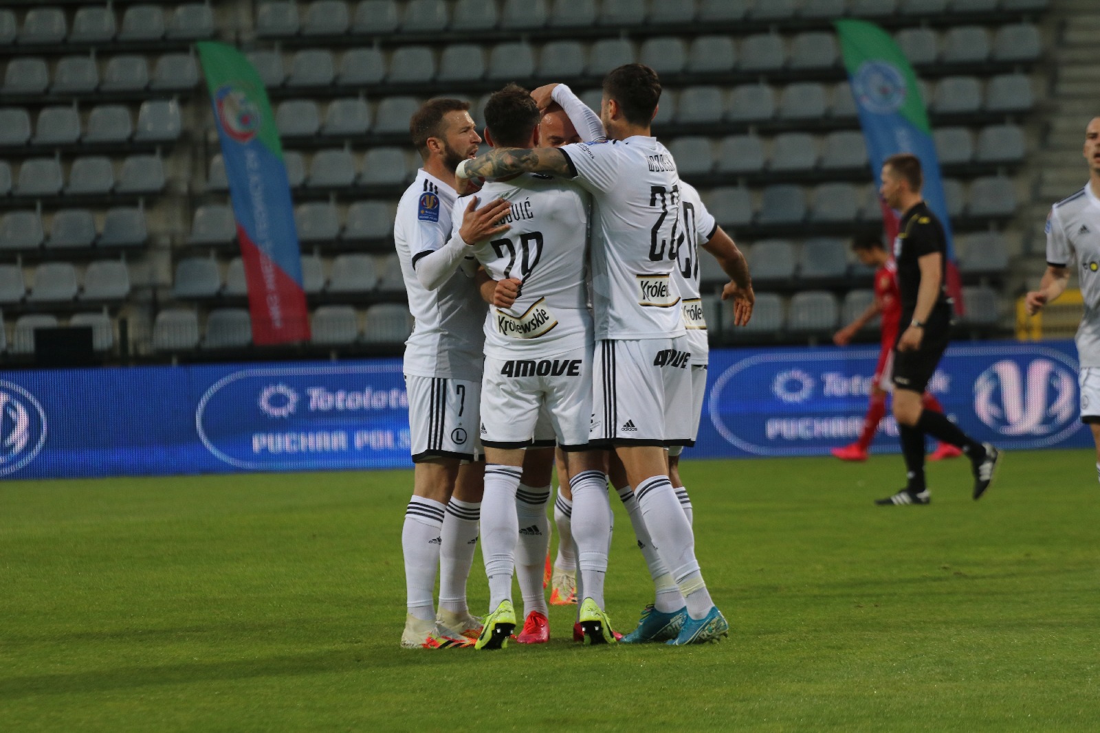 Miedź za burtą Pucharu Polski. Legia Warszawa gra dalej