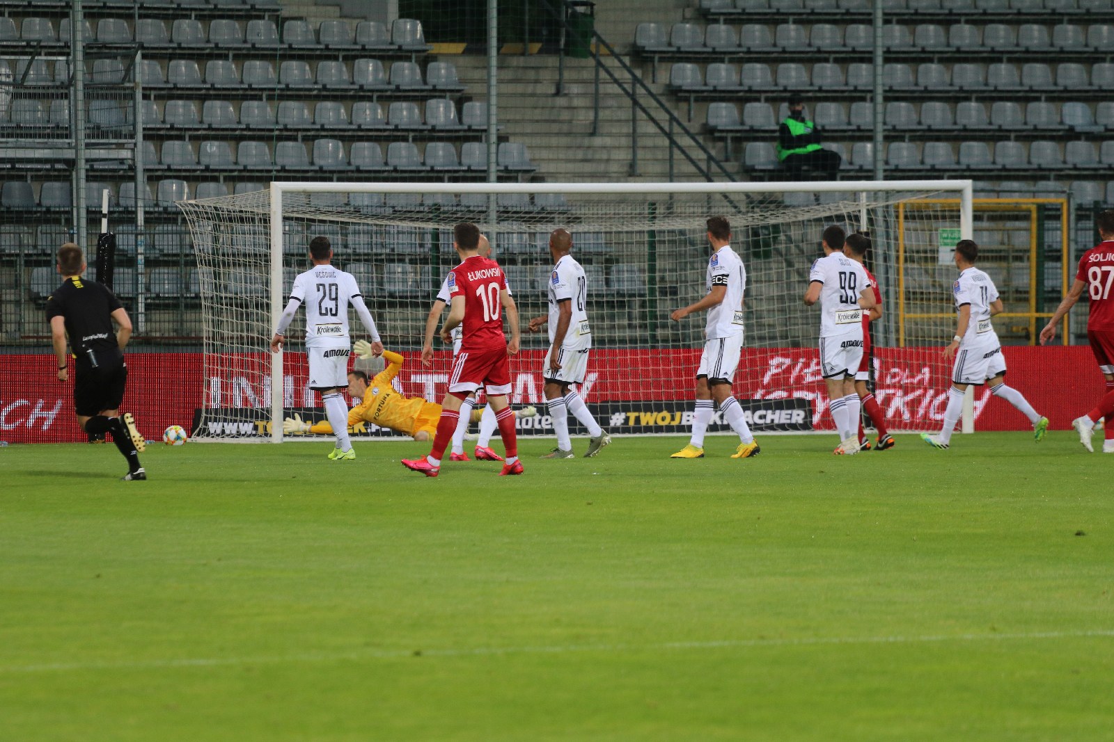 Miedź za burtą Pucharu Polski. Legia Warszawa gra dalej