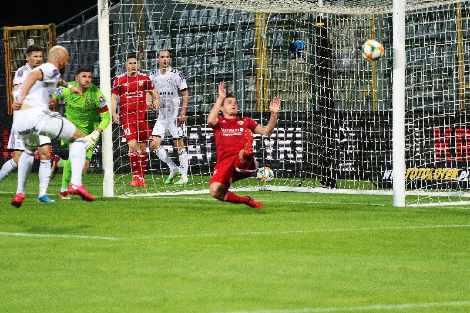 Miedź za burtą Pucharu Polski. Legia Warszawa gra dalej
